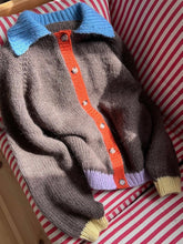 Load image into Gallery viewer, Deima&#39;s Collar Cardi - knitting pattern (dansk)
