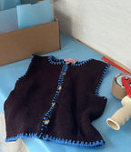 Elegant strikketop med hæklede kanter og trenser. En favorit fra CROCHET serien – nu som opskrift til dig.
