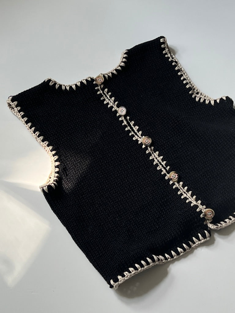 Elegant strikketop med hæklede kanter og trenser. En favorit fra CROCHET serien – nu som opskrift til dig.