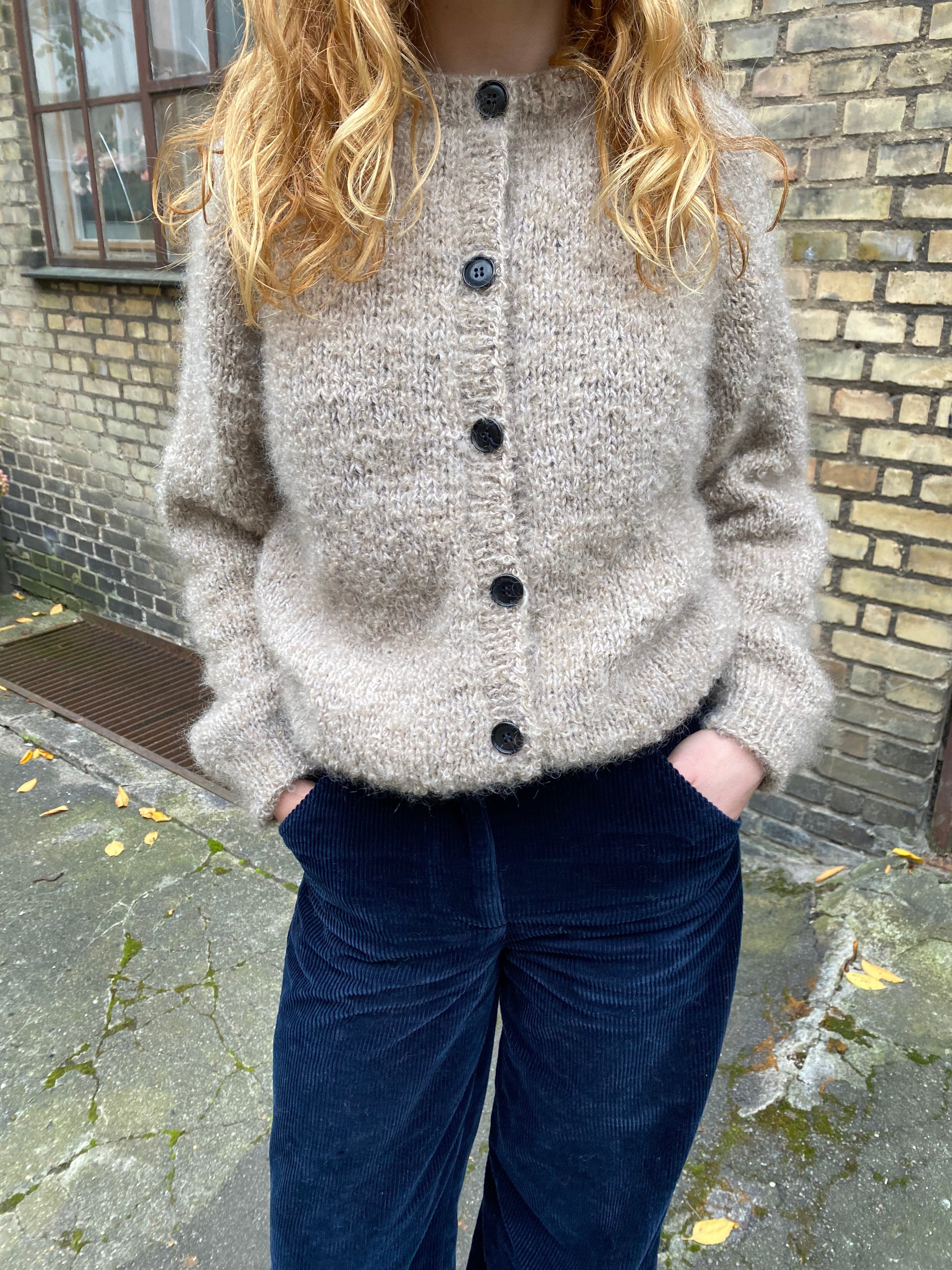 Dripping Opiate Hound Deima's bouclé cardigan - knitting pattern (norsk) – Deima Knitwear
